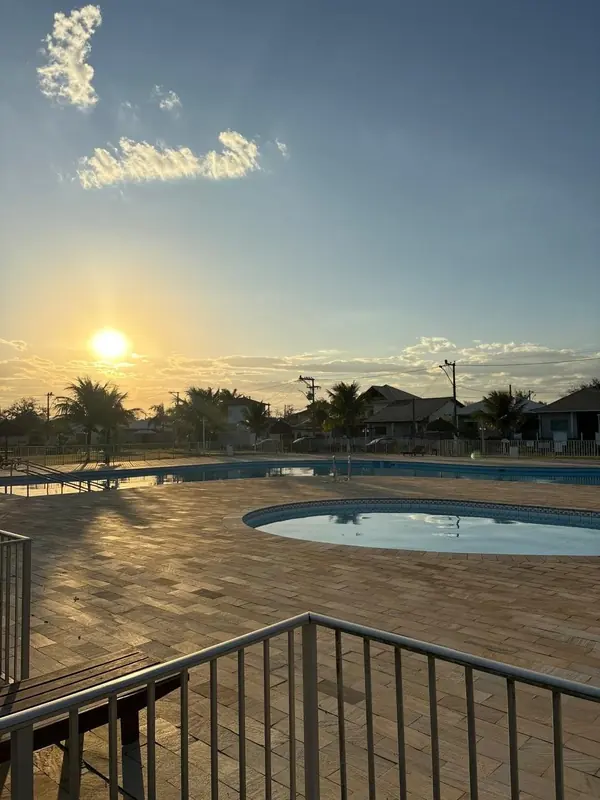 Pôr do sol na piscina do condomínio